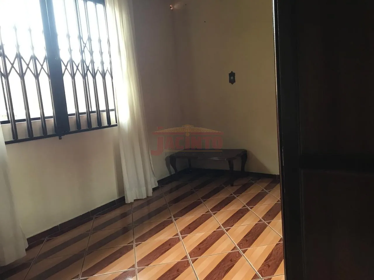 Casa de alvenaria de 2 pavimentos, contendo 3 dormitórios (1 suíte), sala, cozinha, lavação, garagem coberta, terreno com 420 m, no bairro Fortaleza. — foto 6