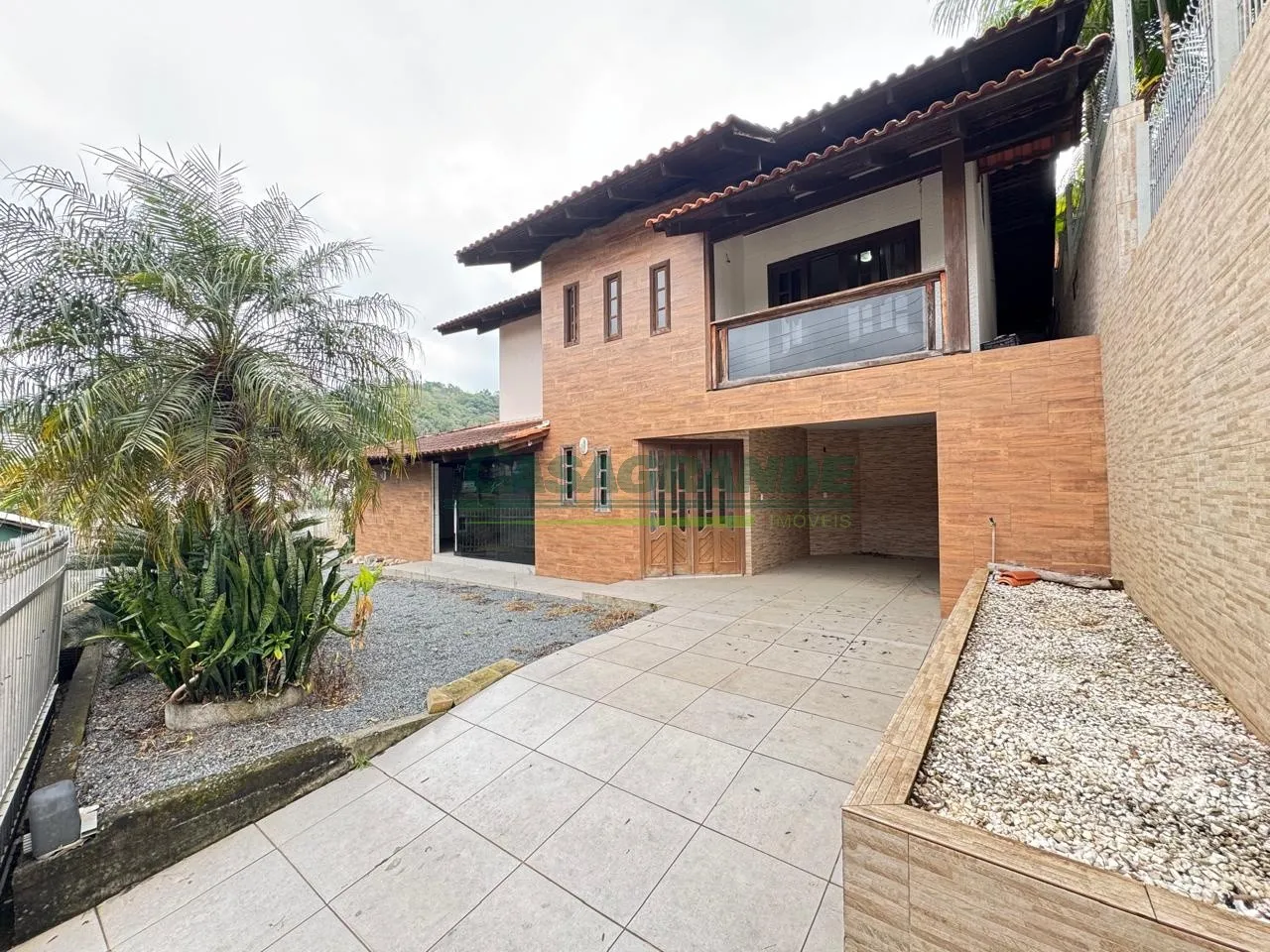 Casa em ótima localização próximo a Cooper do bairro Água Verde, a poucos metros de farmácias, restaurantes e escolas. - foto 1