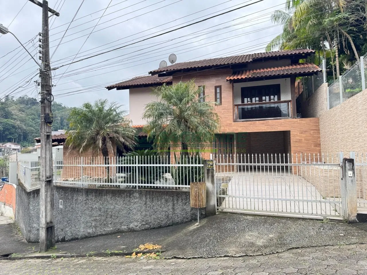 Casa em ótima localização próximo a Cooper do bairro Água Verde, a poucos metros de farmácias, restaurantes e escolas. — foto 2