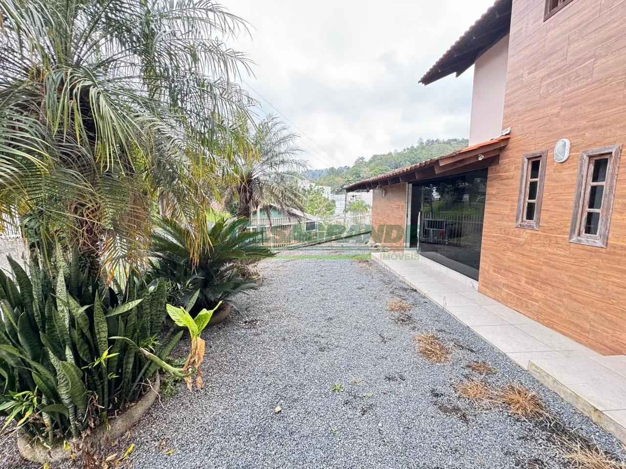 Casa em ótima localização próximo a Cooper do bairro Água Verde, a poucos metros de farmácias, restaurantes e escolas. — foto 3