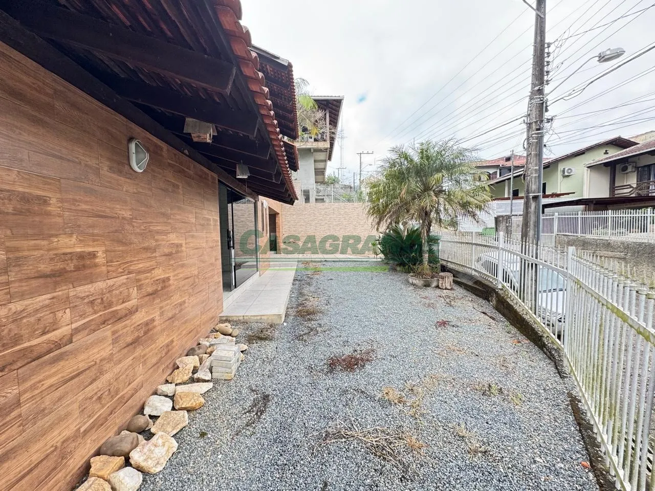 Casa em ótima localização próximo a Cooper do bairro Água Verde, a poucos metros de farmácias, restaurantes e escolas. — foto 4