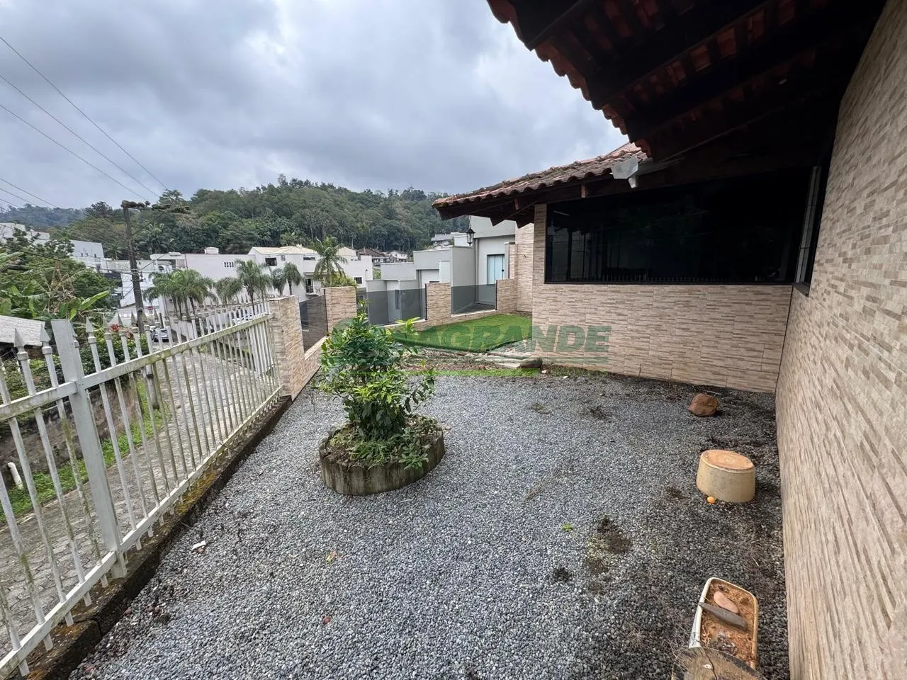 Casa em ótima localização próximo a Cooper do bairro Água Verde, a poucos metros de farmácias, restaurantes e escolas. — foto 6