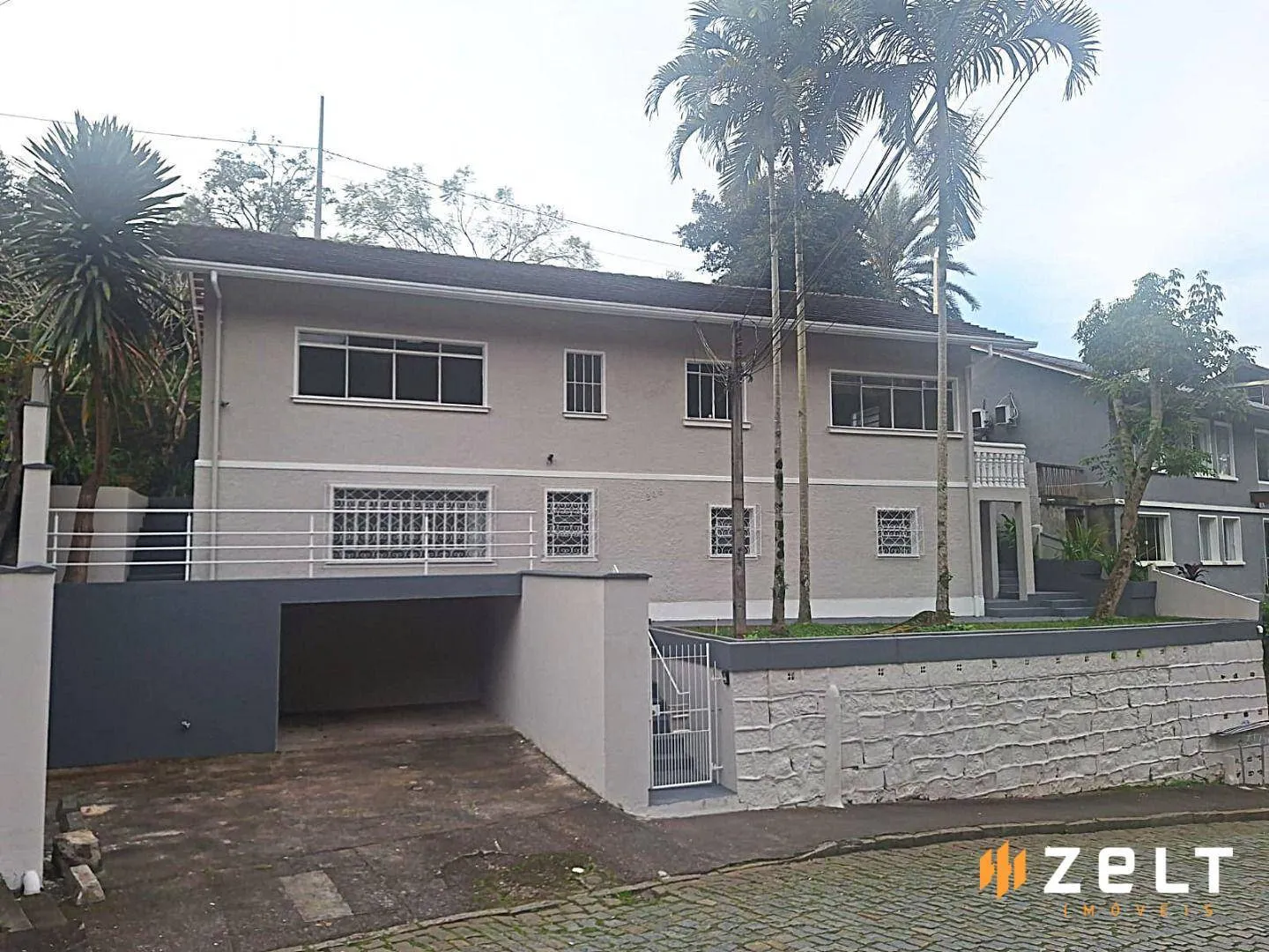 Casa Comercial (ou Residencial) com 6 salas (ou dormitórios), à Venda no Bairro Centro em Blumenau - foto 1