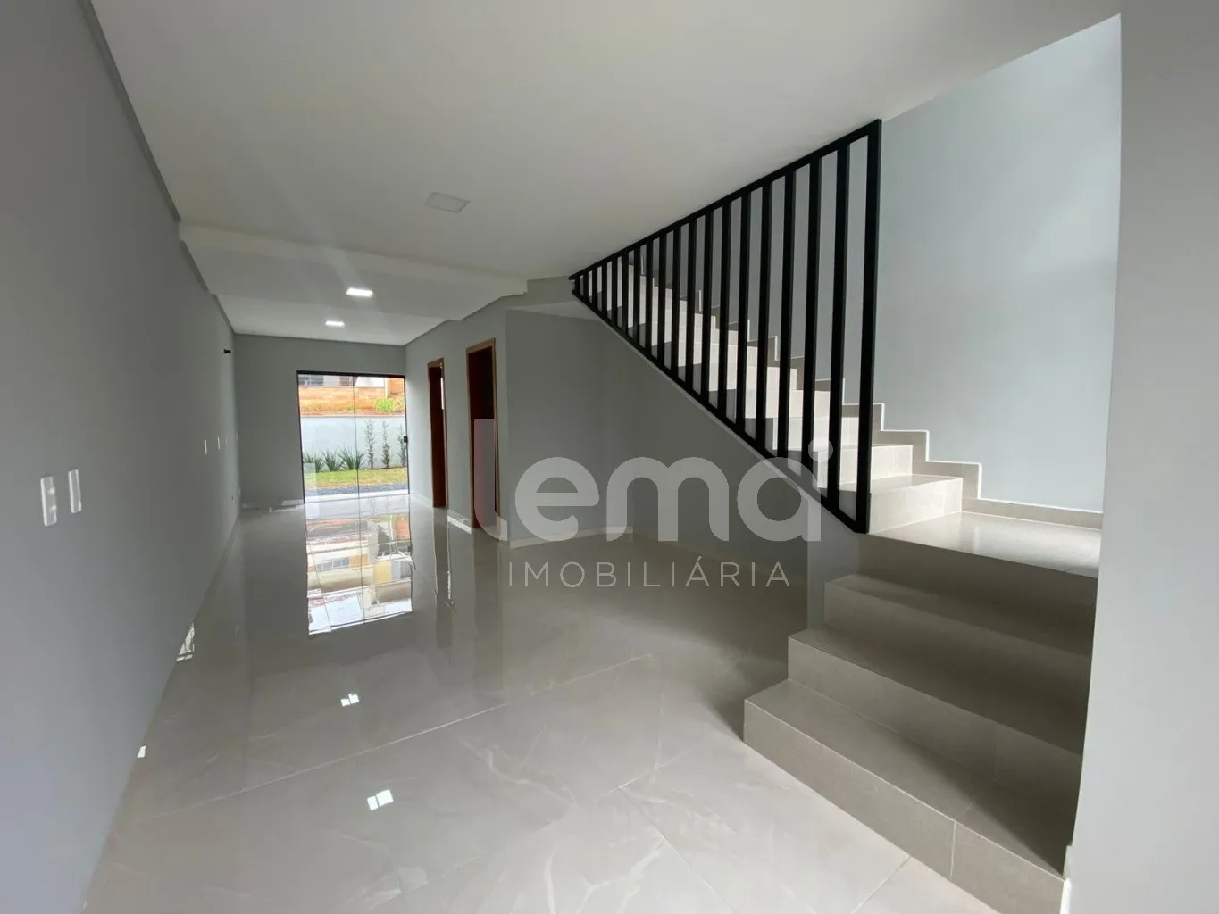 Sobrado com 2 dormitórios sendo 1 suíte, no bairro Itoupavazinha em Blumenau. — foto 2