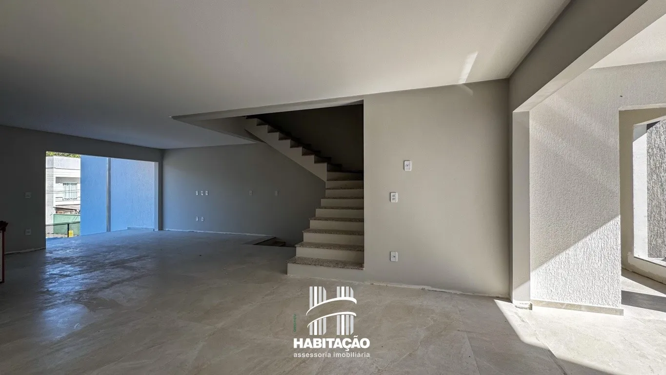 Casa Triplex de esquina com terreno e 3 suítes - Bairro Escola Agrícola — foto 7