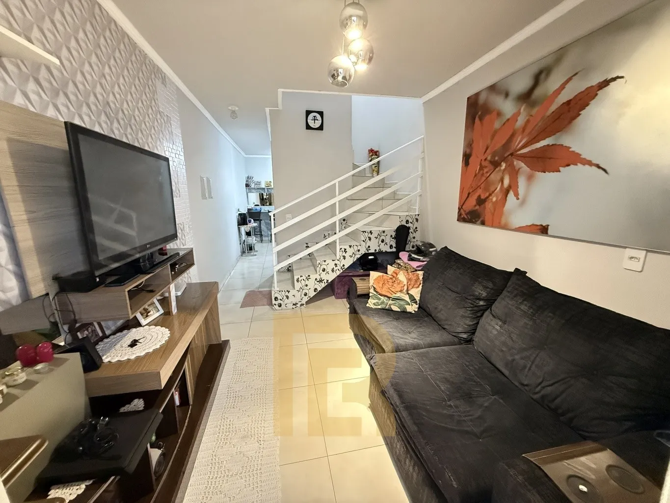 Sobrado completo, semi mobiliado e com espaço gourmet coberto, ideal para quem busca conforto, praticidade e bons momentos em família. - foto 1