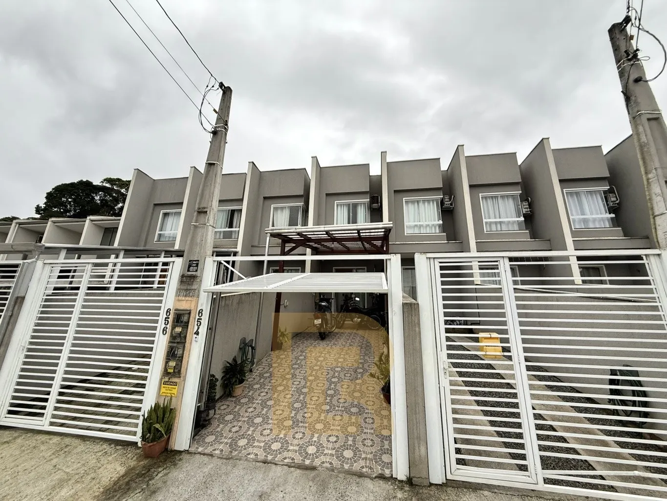 Sobrado completo, semi mobiliado e com espaço gourmet coberto, ideal para quem busca conforto, praticidade e bons momentos em família. — foto 2