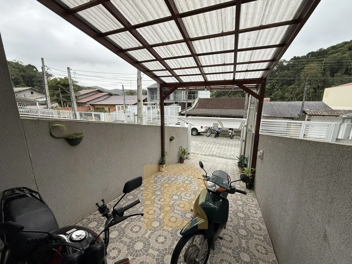 Sobrado completo, semi mobiliado e com espaço gourmet coberto, ideal para quem busca conforto, praticidade e bons momentos em família. — foto 3