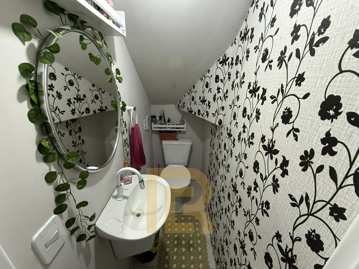 Sobrado completo, semi mobiliado e com espaço gourmet coberto, ideal para quem busca conforto, praticidade e bons momentos em família. — foto 4