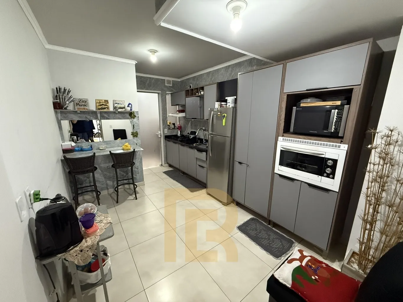 Sobrado completo, semi mobiliado e com espaço gourmet coberto, ideal para quem busca conforto, praticidade e bons momentos em família. — foto 5