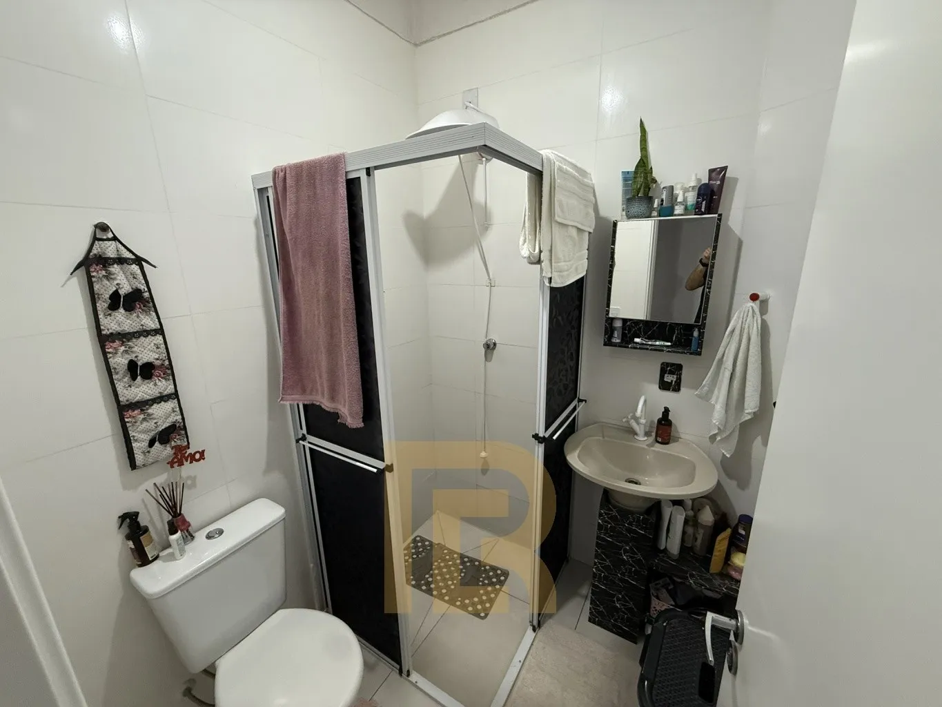Sobrado completo, semi mobiliado e com espaço gourmet coberto, ideal para quem busca conforto, praticidade e bons momentos em família. — foto 7