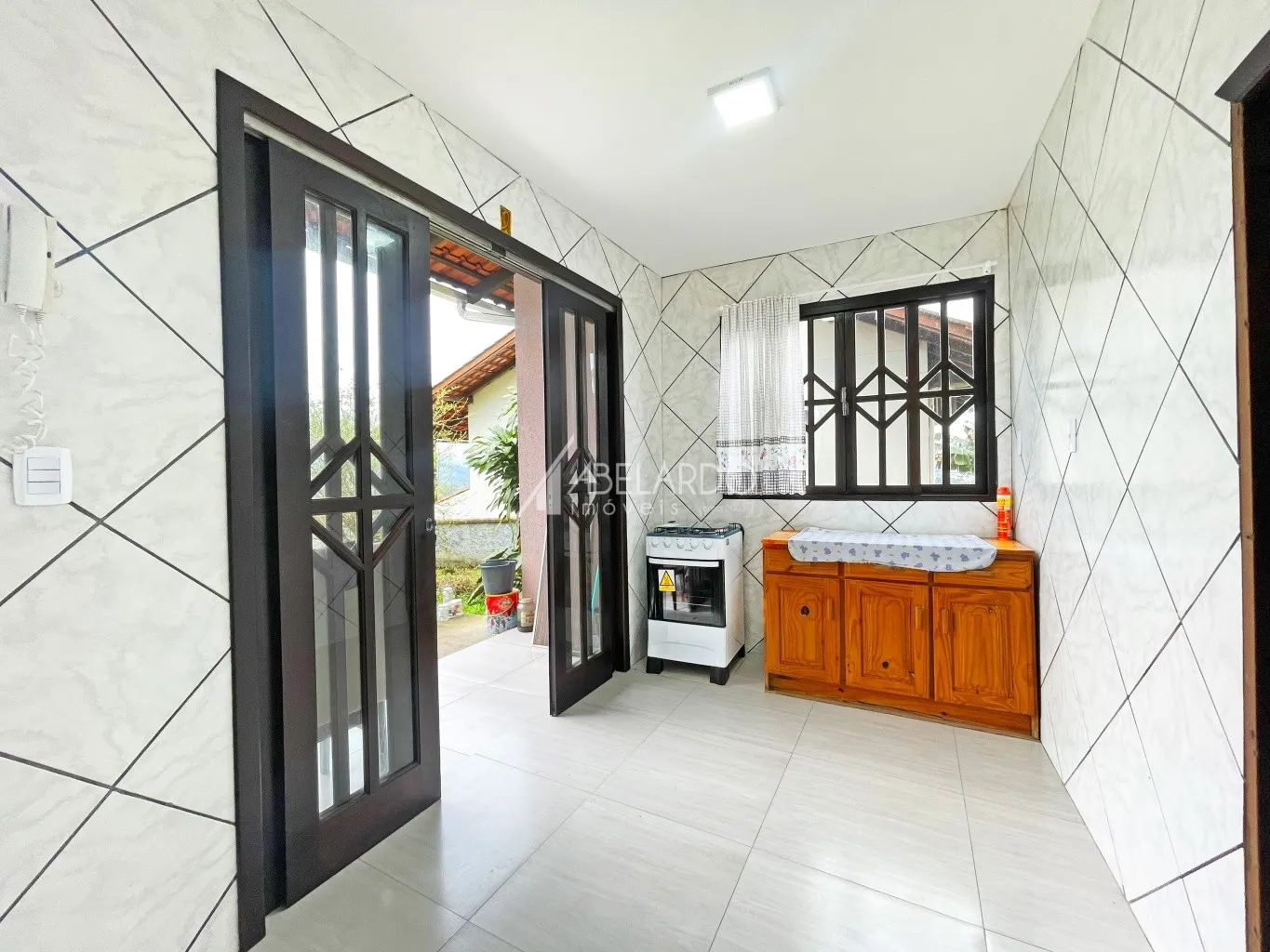 CASA COM QUATRO DORMITÓRIOS, SEIS VAGAS DE GARAGEM, AMPLO TERRENO E EXCELENTE LOCALIZAÇÃO - NO INÍCIO DO BAIRRO NOVA ESPERANÇA, — foto 6