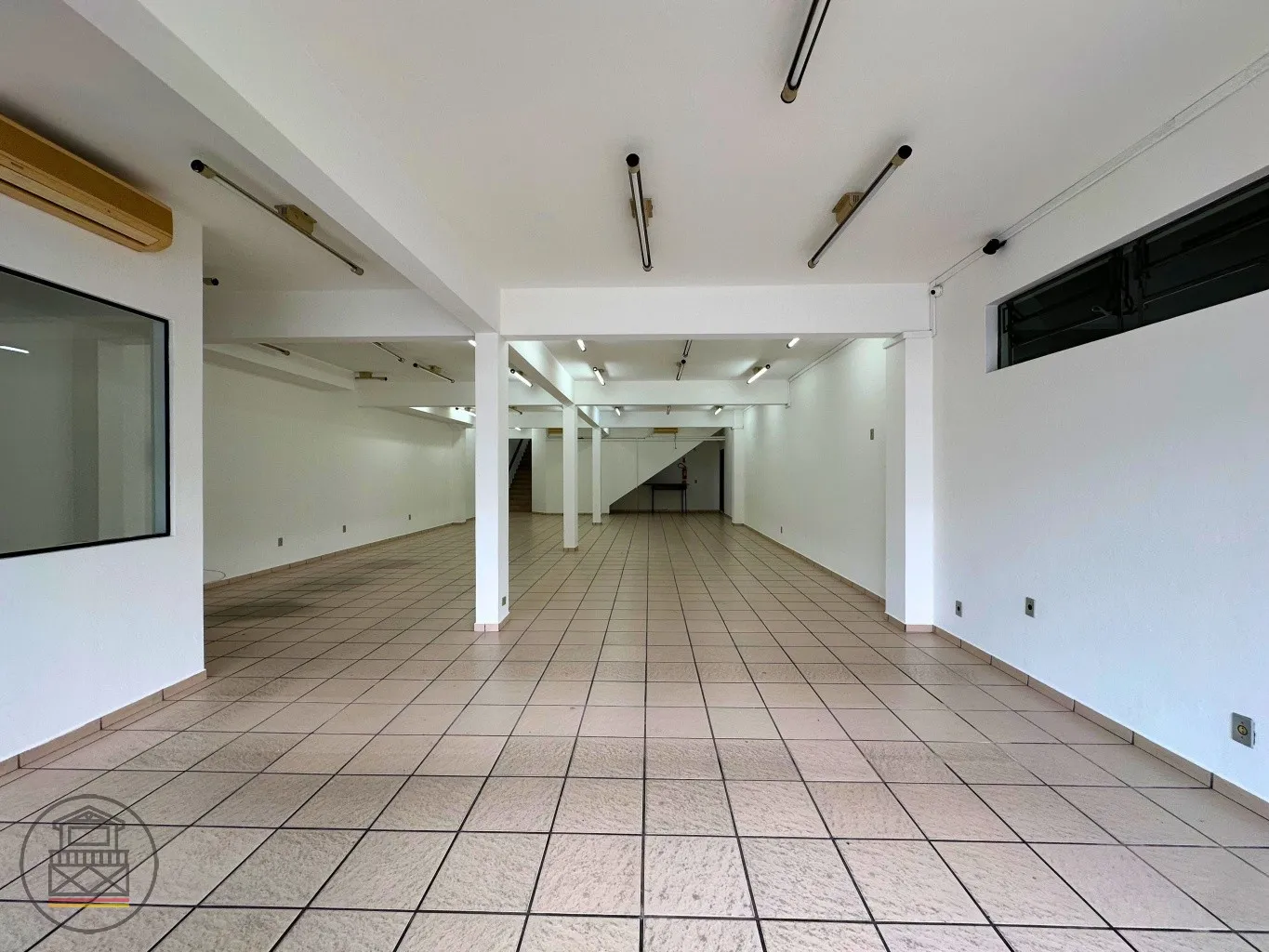 Ampla Loja Térrea com 3 Vagas e Ótima Iluminação - Pronto para o seu Negócio! — foto 2