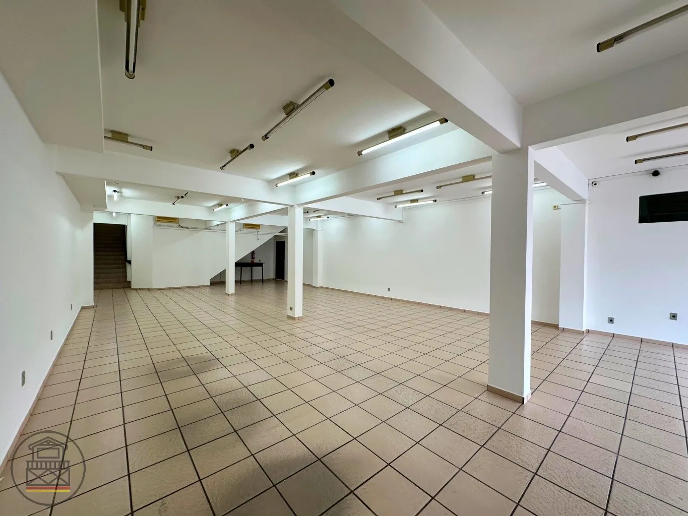 Ampla Loja Térrea com 3 Vagas e Ótima Iluminação - Pronto para o seu Negócio! — foto 3