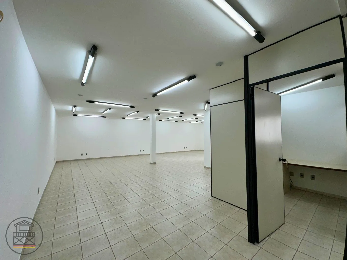 Ampla Loja Térrea com 3 Vagas e Ótima Iluminação - Pronto para o seu Negócio! — foto 5