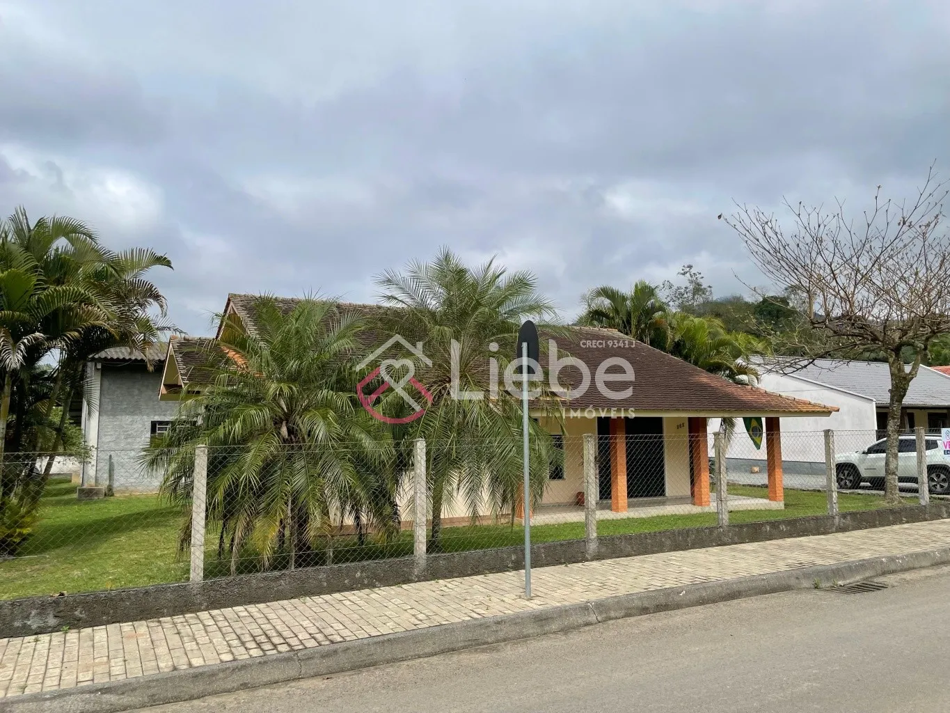 Oportunidade de imóvel no Centro da cidade de Pomerode com uma CASA de 94,71,00m e um GALPÃO de 350,00m num terreno com 1.080,00m. — foto 4