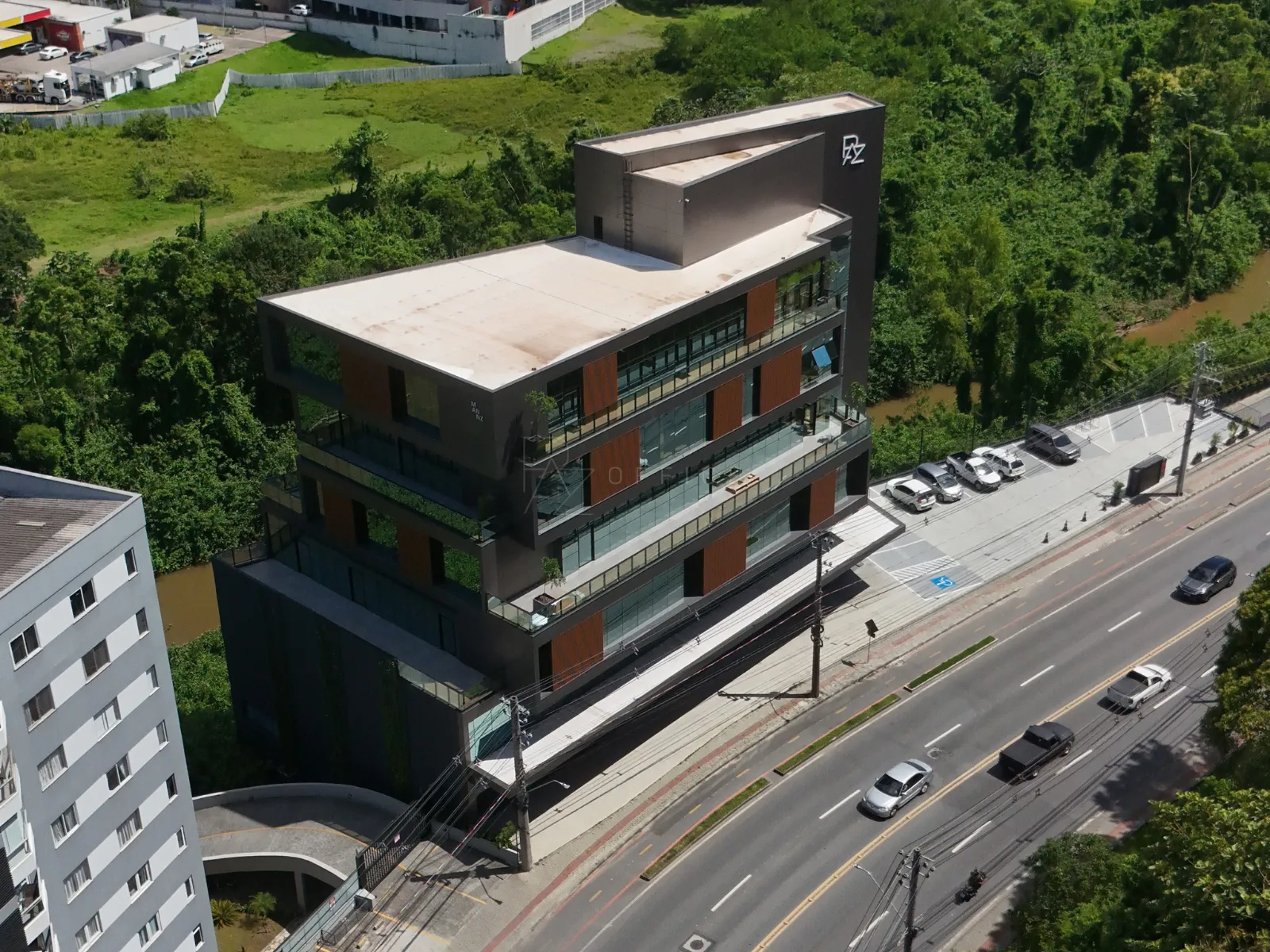 LOJA COMERCIAL TÉRREA + MEZANINO EM LOCALIZAÇÃO PRIVILEGIADA — foto 3