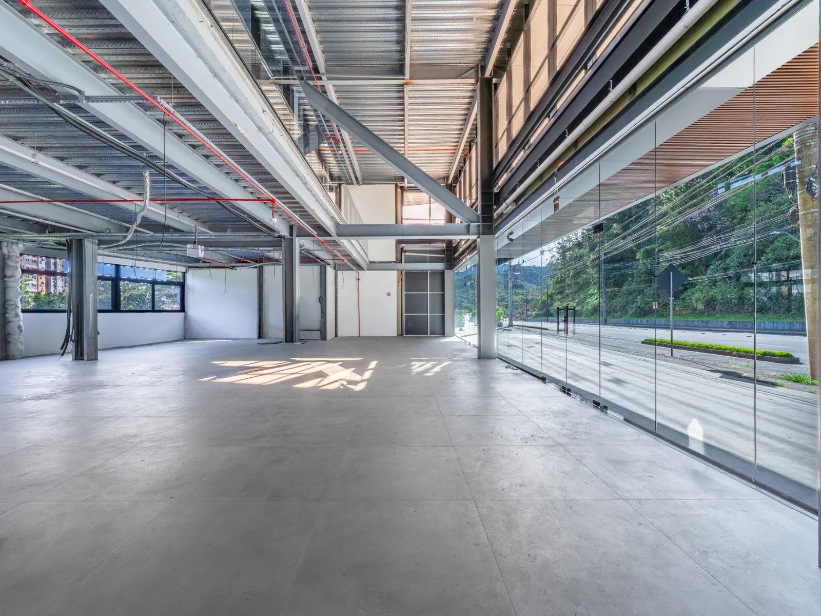 LOJA COMERCIAL TÉRREA + MEZANINO EM LOCALIZAÇÃO PRIVILEGIADA — foto 7