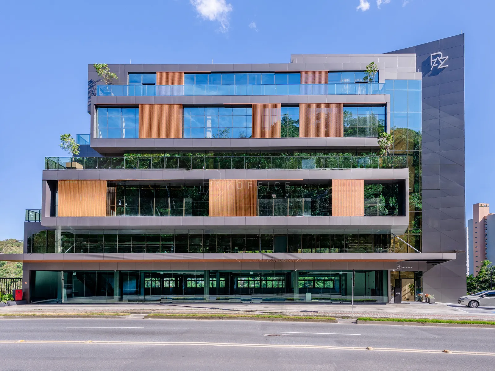 LOJA COMERCIAL TÉRREA + MEZANINO EM LOCALIZAÇÃO PRIVILEGIADA - foto 1