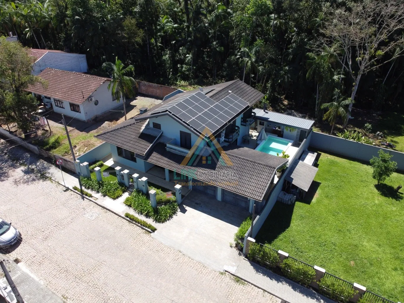 Casa de Alto Padrão, no Centro da cidade de Pomerode, com 249,00m , edificada em um terreno de 444,00m. - foto 1