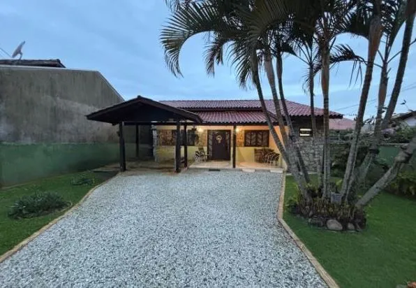 Casa Escriturada na Praia da Armação  Conforto, Laje e Ótima Localização - foto 1