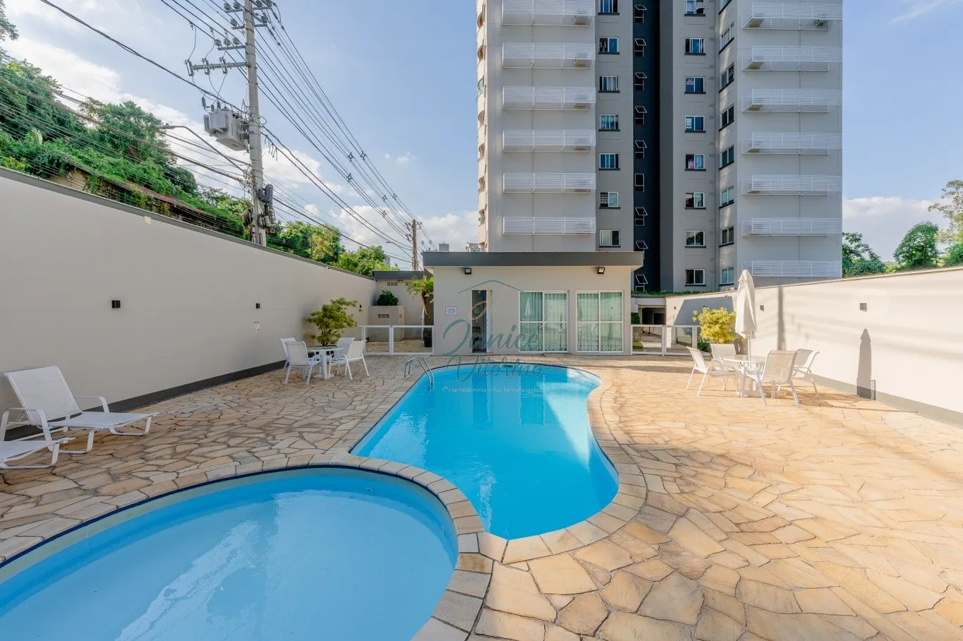 Apartamento na Região Central - 4 Dormitórios sendo Duas Suítes - Duas Garagens — foto 4