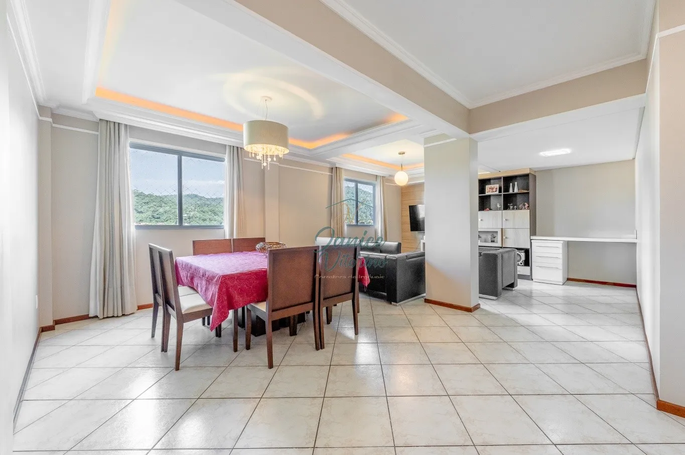 Apartamento na Região Central - 4 Dormitórios sendo Duas Suítes - Duas Garagens — foto 5