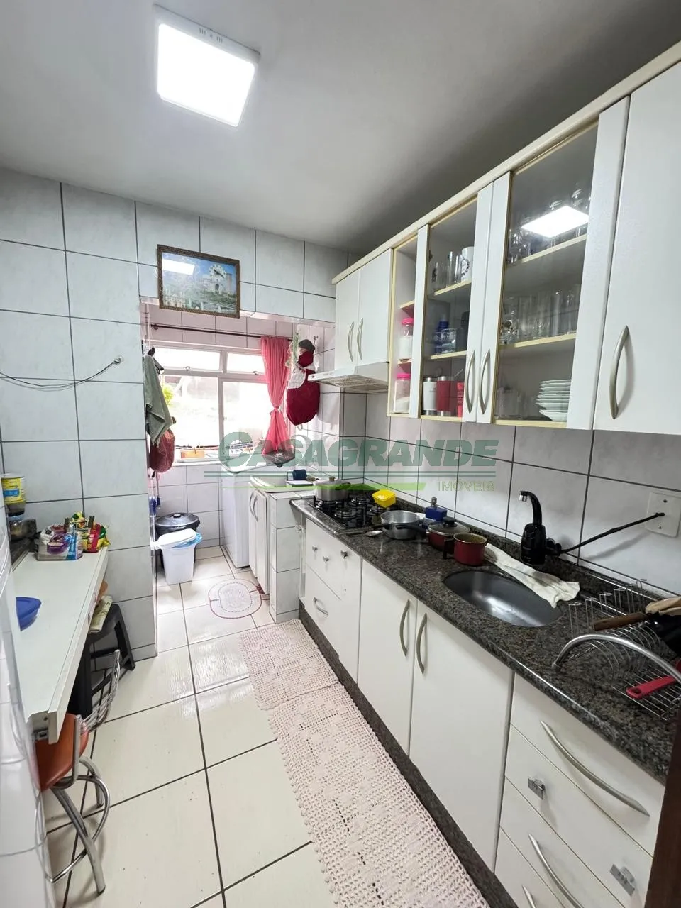 Ótimo apartamento semi mobiliado no bairro Itoupava Norte a poucos minutos do centro da cidade, próximo à comércio, escolas, posto de saúde, postos de combustíveis, rodoviária, Shopping Park Europeu, Philips e de tudo o mais que você pode precisar. — foto 6