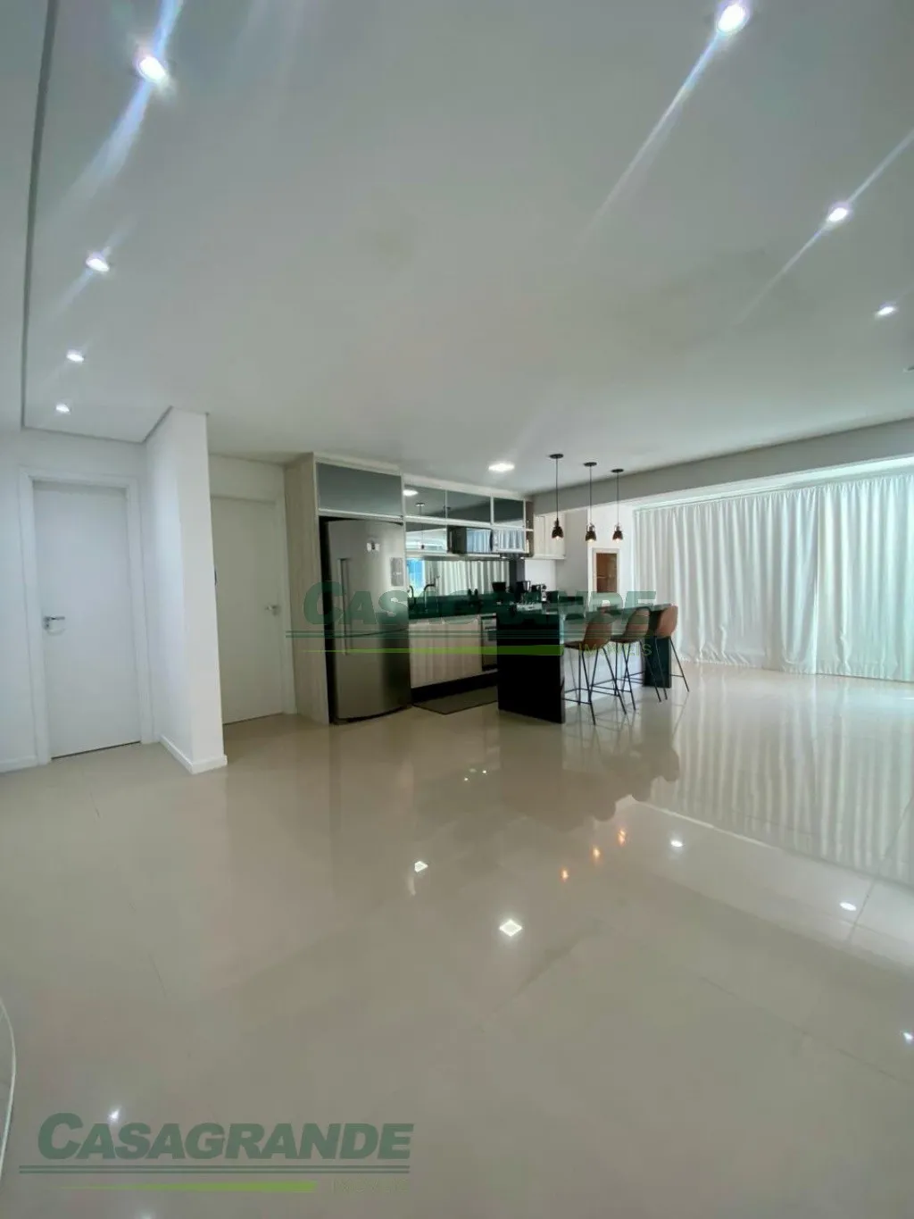 Apartamento no bairro Vila Nova próximo ao hospital do Pulmão, 3 suítes ( 2 demi), lavabo, sacada com churrasqueira integrada, sala de estar e jantar, cozinha, área de serviço separada. — foto 5