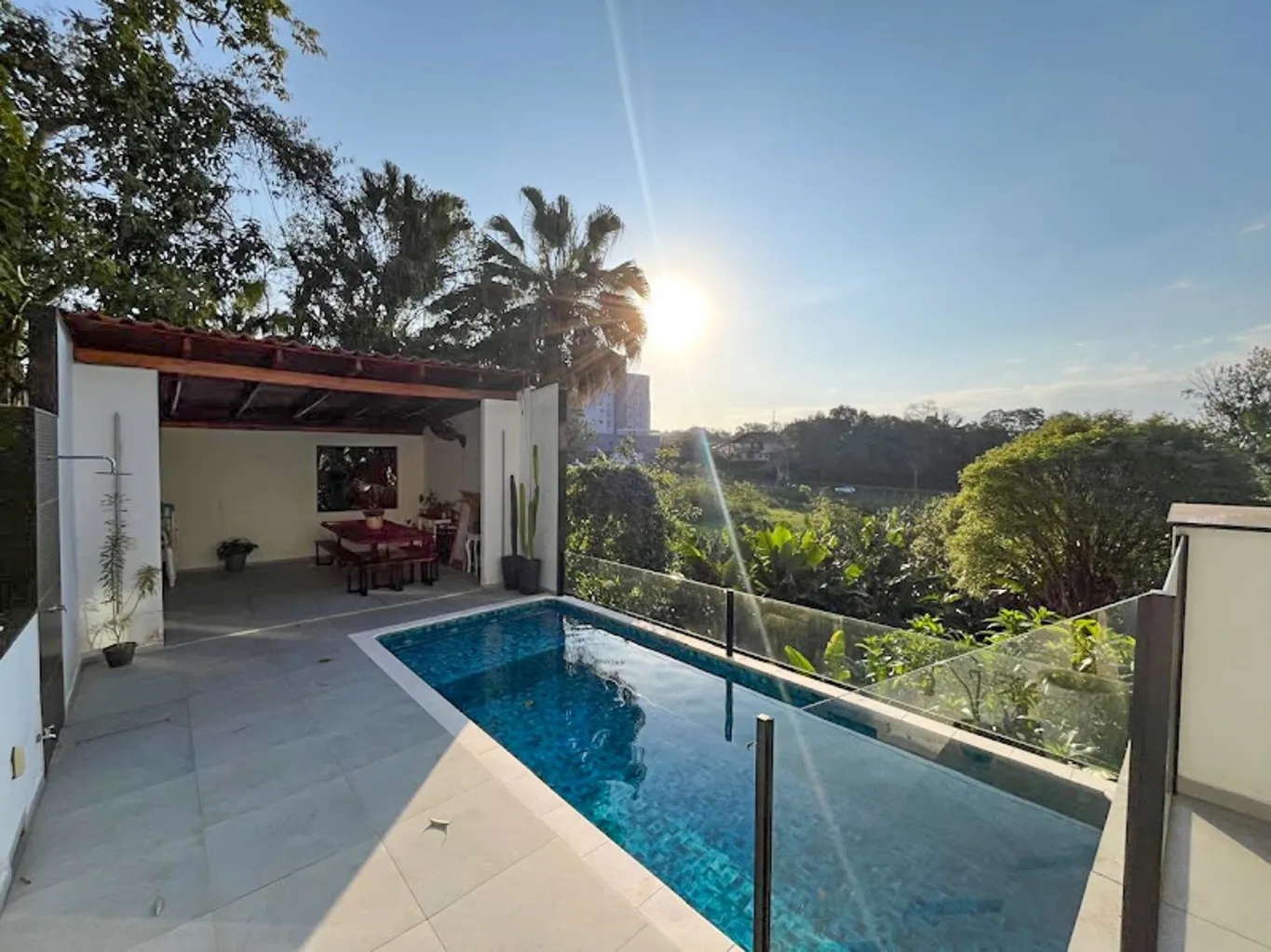 SOBRADO CONTENDO 3 SUÍTES, ÁREA DE FESTAS COM PISCINA ! - foto 1