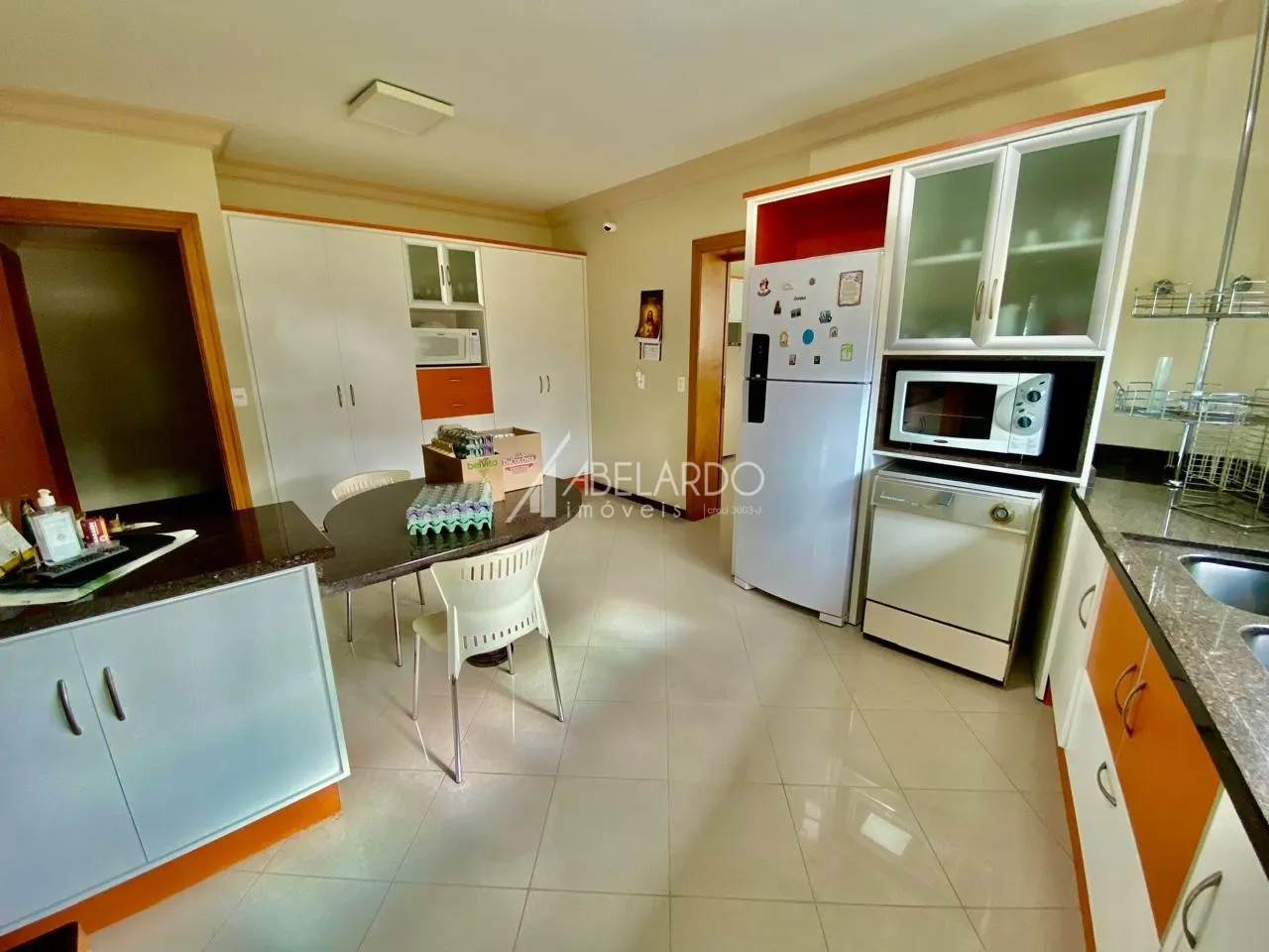 Apartamento de alto padrão localizado no bairro Velha, possui 4 dormitórios sendo 4 suítes, 2 vagas de garagem, piscina e móveis embutidos na cozinha, venha conhecer esse imóvel e toda sua comodidade . — foto 3