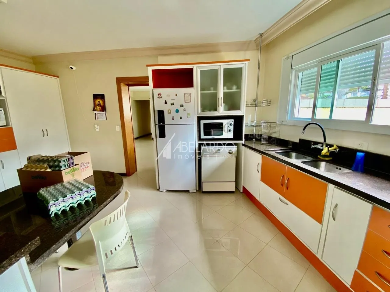 Apartamento de alto padrão localizado no bairro Velha, possui 4 dormitórios sendo 4 suítes, 2 vagas de garagem, piscina e móveis embutidos na cozinha, venha conhecer esse imóvel e toda sua comodidade . - foto 1
