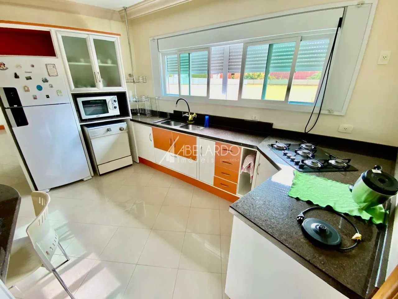 Apartamento de alto padrão localizado no bairro Velha, possui 4 dormitórios sendo 4 suítes, 2 vagas de garagem, piscina e móveis embutidos na cozinha, venha conhecer esse imóvel e toda sua comodidade . — foto 2