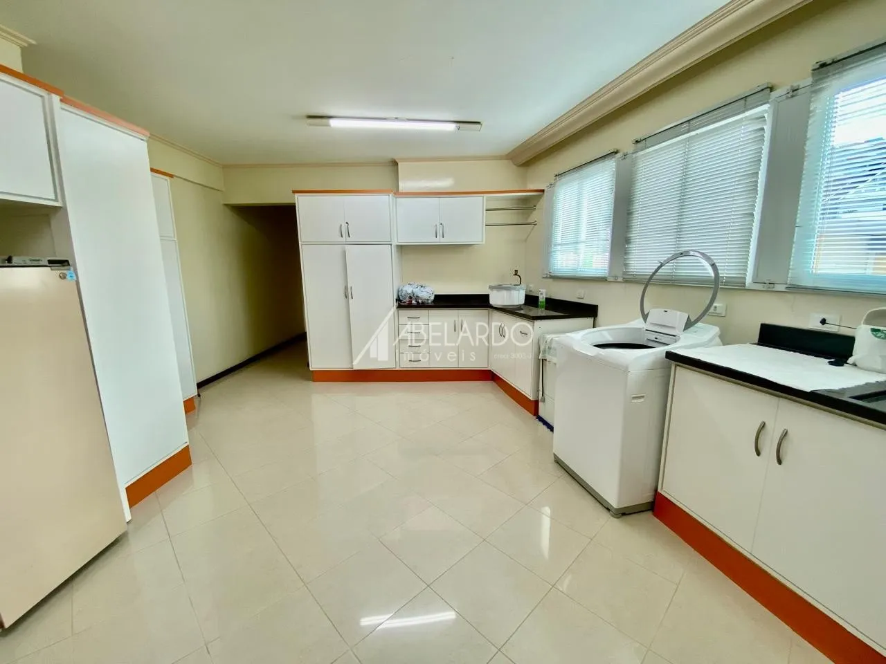Apartamento de alto padrão localizado no bairro Velha, possui 4 dormitórios sendo 4 suítes, 2 vagas de garagem, piscina e móveis embutidos na cozinha, venha conhecer esse imóvel e toda sua comodidade . — foto 4