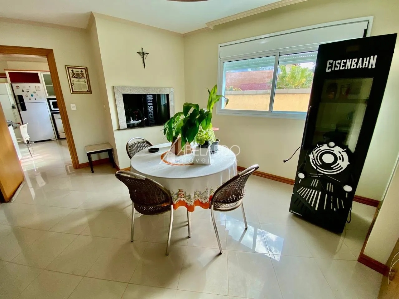 Apartamento de alto padrão localizado no bairro Velha, possui 4 dormitórios sendo 4 suítes, 2 vagas de garagem, piscina e móveis embutidos na cozinha, venha conhecer esse imóvel e toda sua comodidade . — foto 5