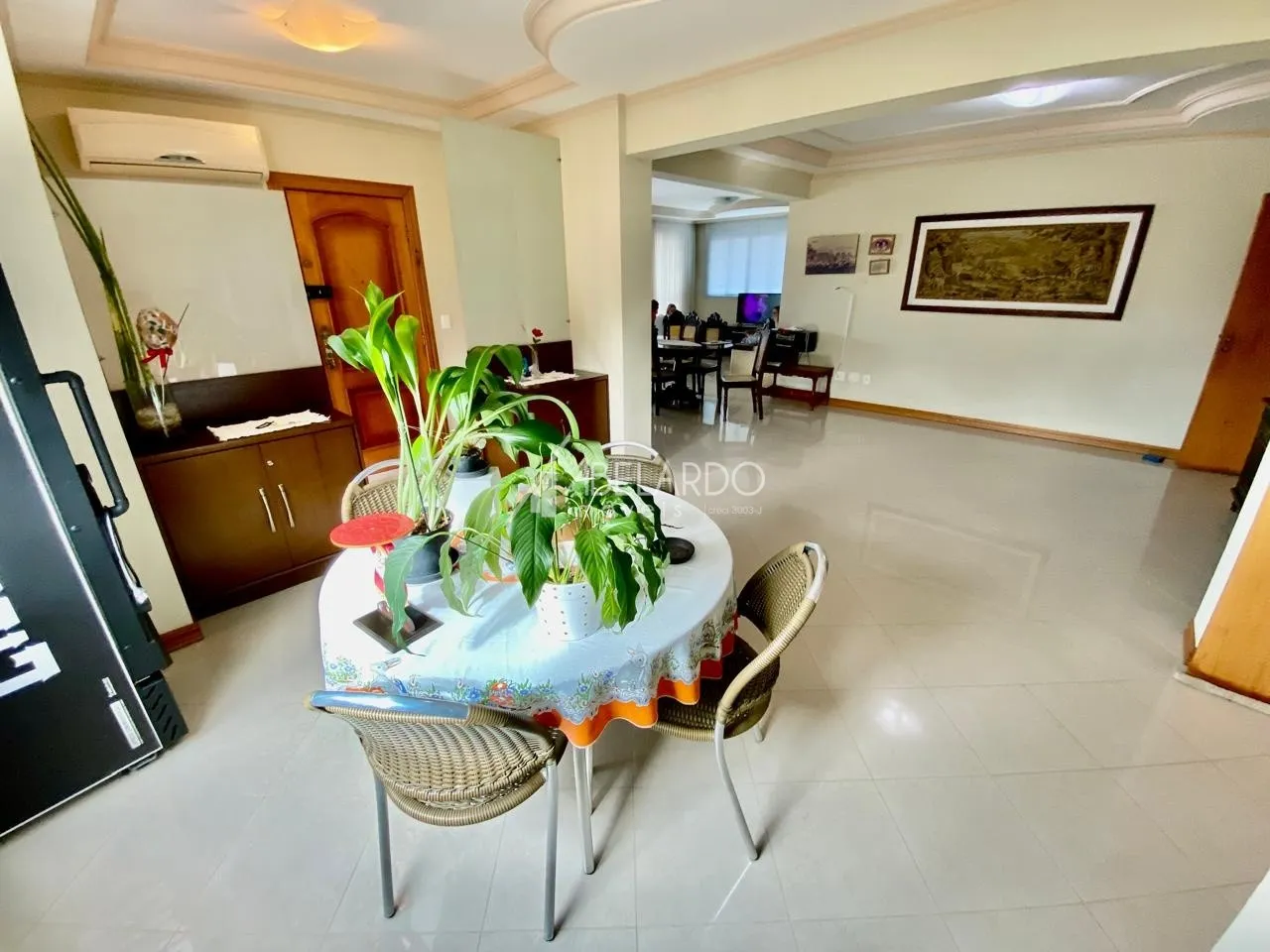 Apartamento de alto padrão localizado no bairro Velha, possui 4 dormitórios sendo 4 suítes, 2 vagas de garagem, piscina e móveis embutidos na cozinha, venha conhecer esse imóvel e toda sua comodidade . — foto 6