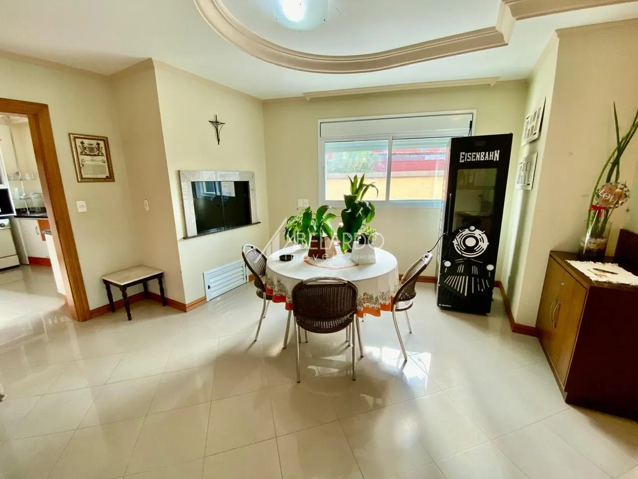 Apartamento de alto padrão localizado no bairro Velha, possui 4 dormitórios sendo 4 suítes, 2 vagas de garagem, piscina e móveis embutidos na cozinha, venha conhecer esse imóvel e toda sua comodidade . — foto 7