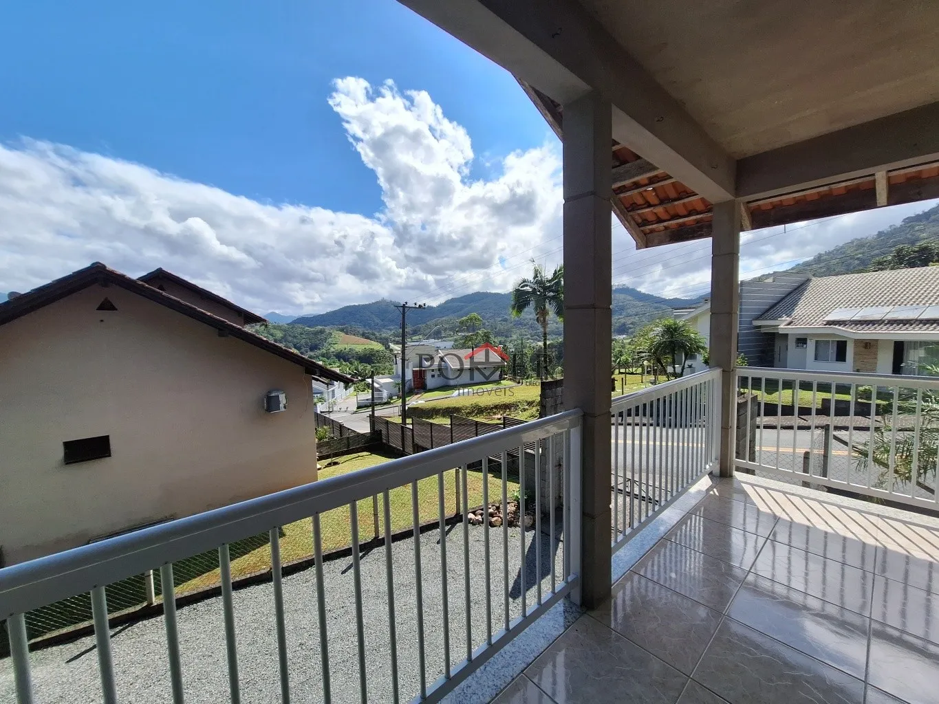 Casa em localização Espetacular, linda vista da cidade, com 3 dormitórios, Bairro Centro, na cidade de Pomerode, com 176,00 m construídos, em amplo terreno de 735,90m — foto 2