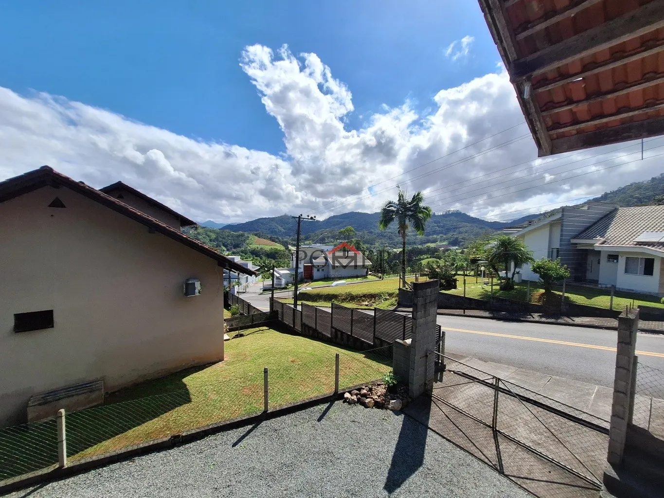 Casa em localização Espetacular, linda vista da cidade, com 3 dormitórios, Bairro Centro, na cidade de Pomerode, com 176,00 m construídos, em amplo terreno de 735,90m — foto 7