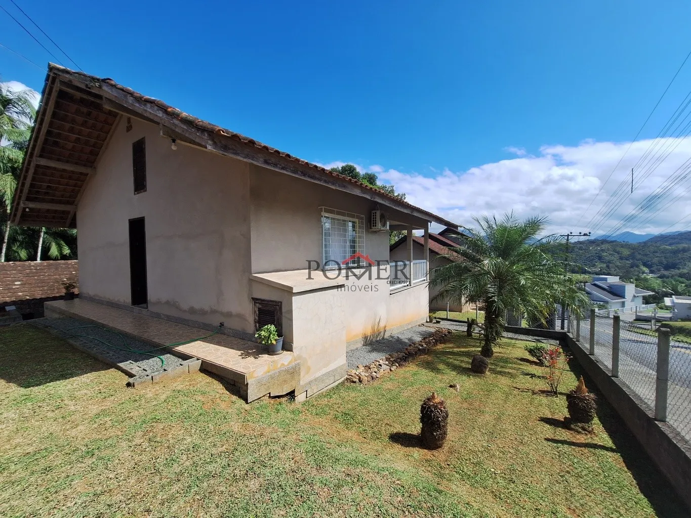 Casa em localização Espetacular, linda vista da cidade, com 3 dormitórios, Bairro Centro, na cidade de Pomerode, com 176,00 m construídos, em amplo terreno de 735,90m — foto 3