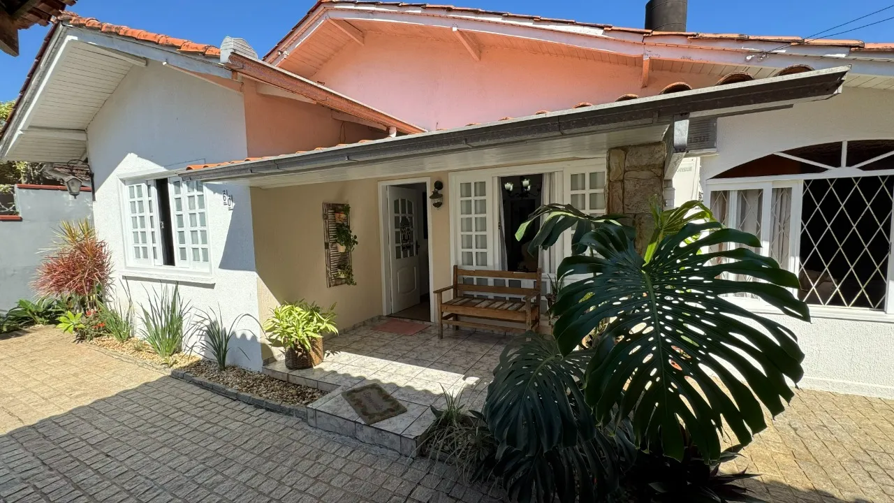 Casa com 1 suíte e 2 quartos à venda no bairro Anita Garibaldi em Joinville-SC por R$680.000,00. - foto 1
