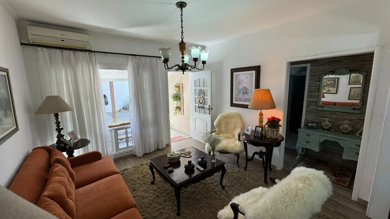 Casa com 1 suíte e 2 quartos à venda no bairro Anita Garibaldi em Joinville-SC por R$680.000,00. — foto 2