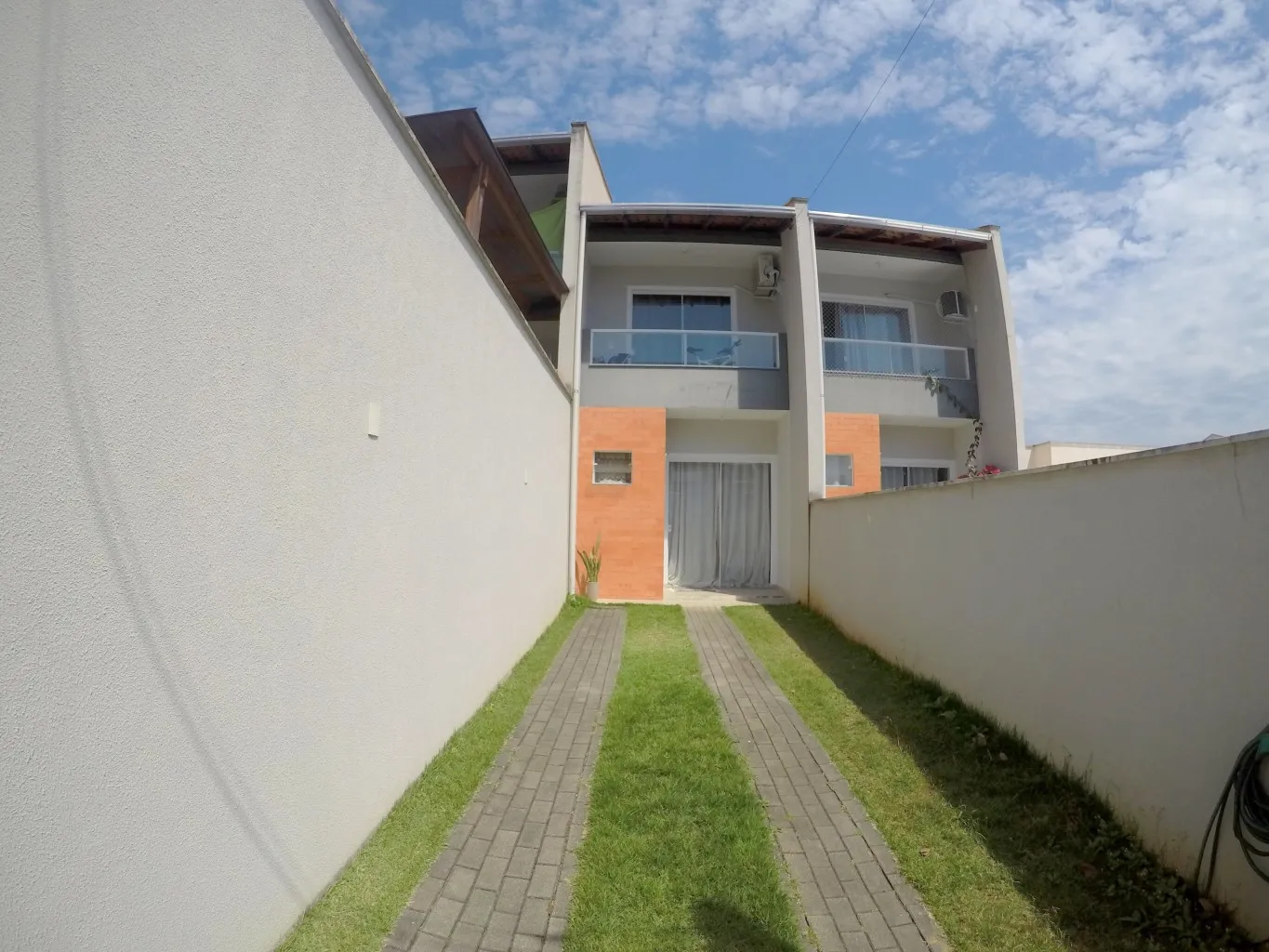 Sobrado com terreno nos fundos no Bairro Agua Verde Blumenau/SC Ref. 1541 - foto 1