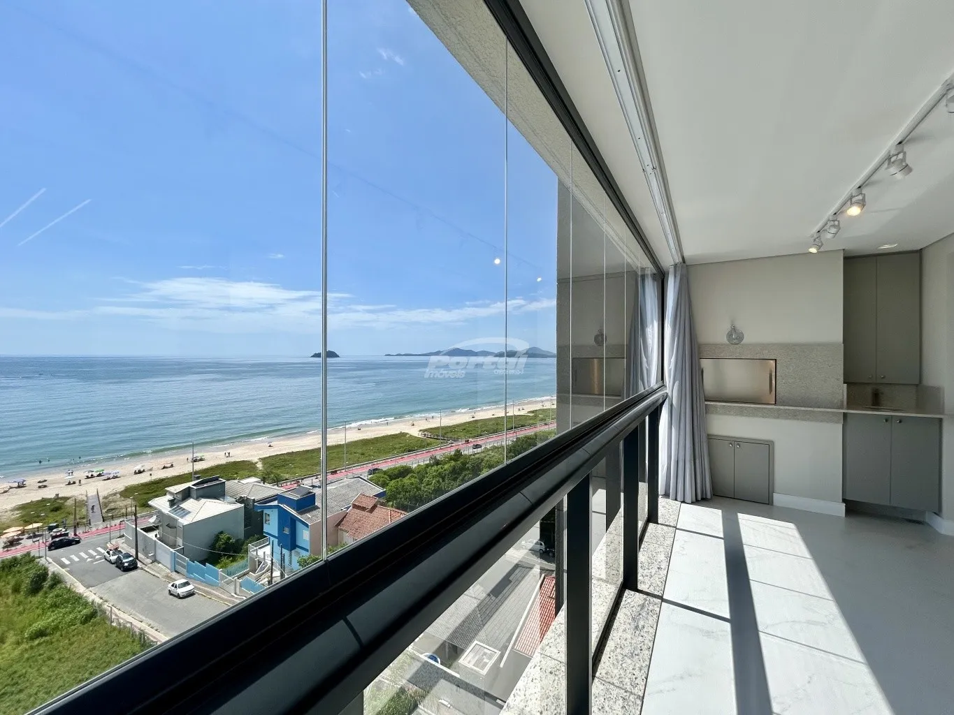 Apartamento novo semi mobiliado com vista mar disponível para locação no bairro Itacolomi, em Balneário Piçarras/SC. — foto 3