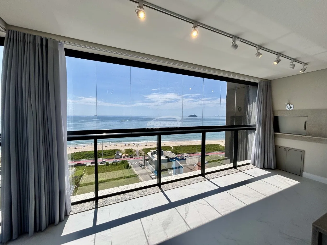 Apartamento novo semi mobiliado com vista mar disponível para locação no bairro Itacolomi, em Balneário Piçarras/SC. — foto 4
