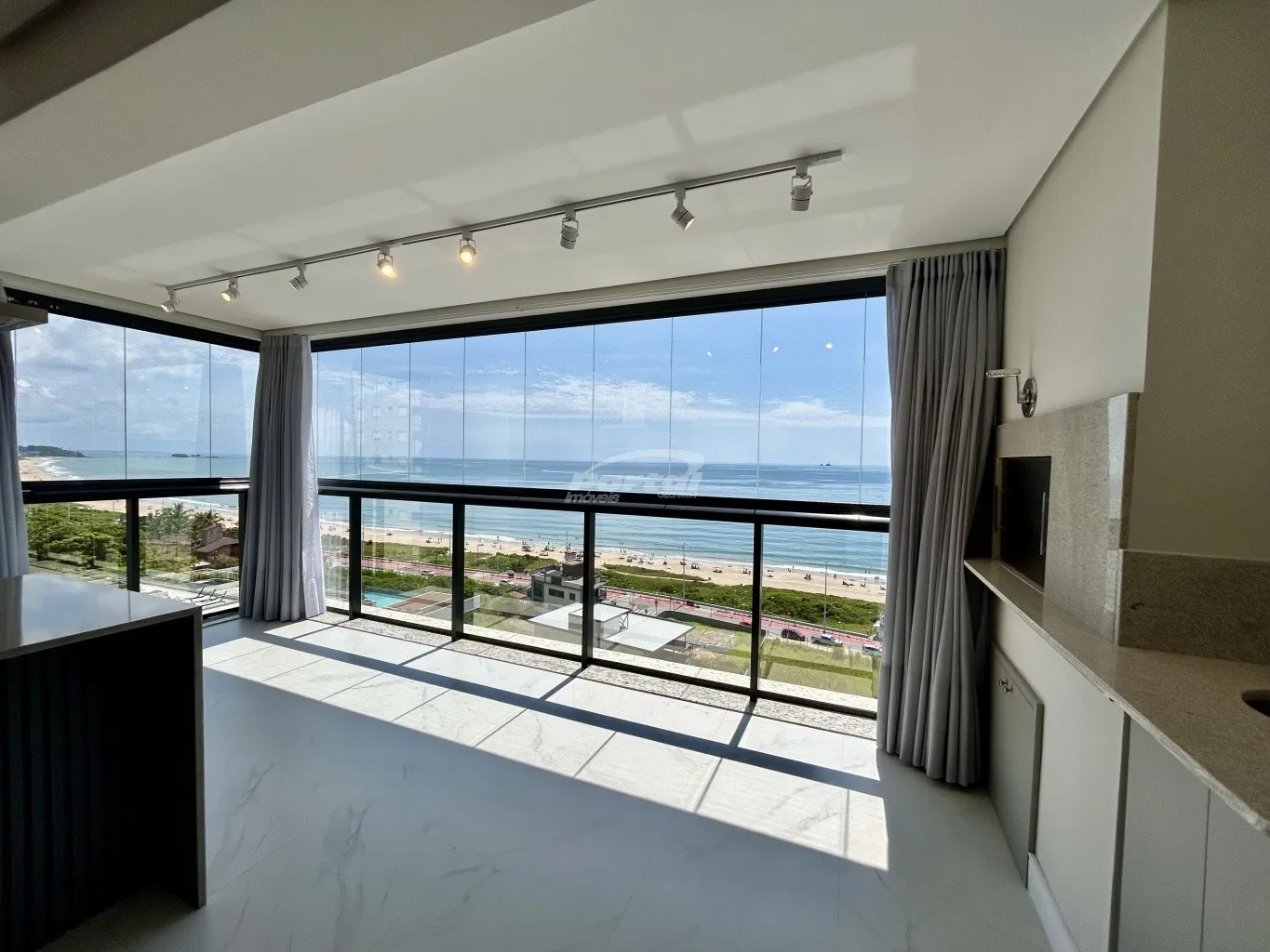 Apartamento novo semi mobiliado com vista mar disponível para locação no bairro Itacolomi, em Balneário Piçarras/SC. — foto 5