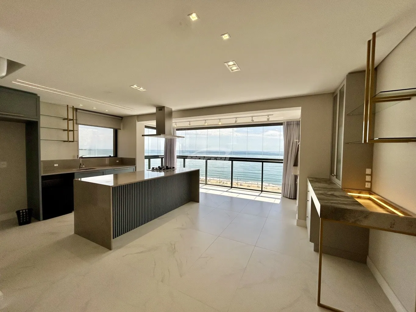 Apartamento novo semi mobiliado com vista mar disponível para locação no bairro Itacolomi, em Balneário Piçarras/SC. — foto 6