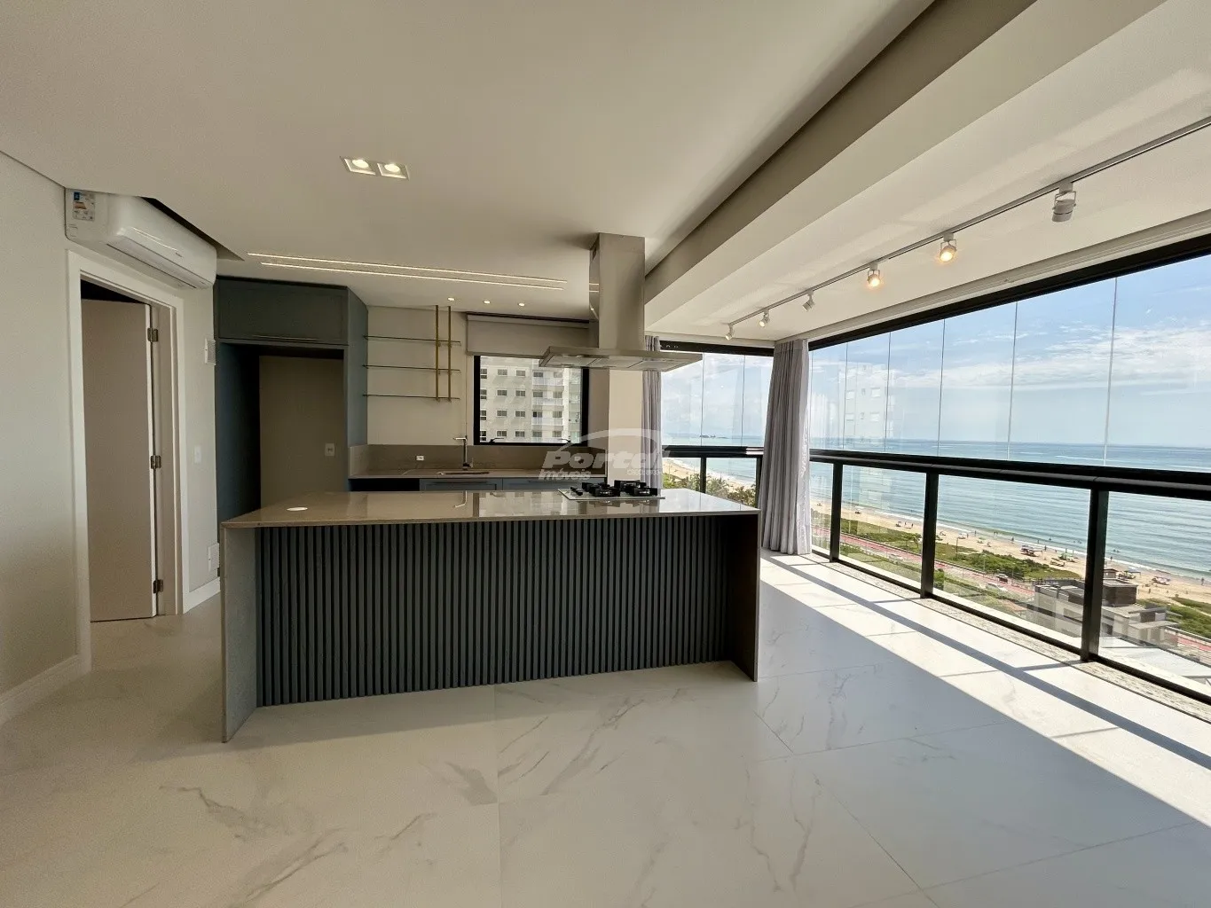 Apartamento novo semi mobiliado com vista mar disponível para locação no bairro Itacolomi, em Balneário Piçarras/SC. — foto 7