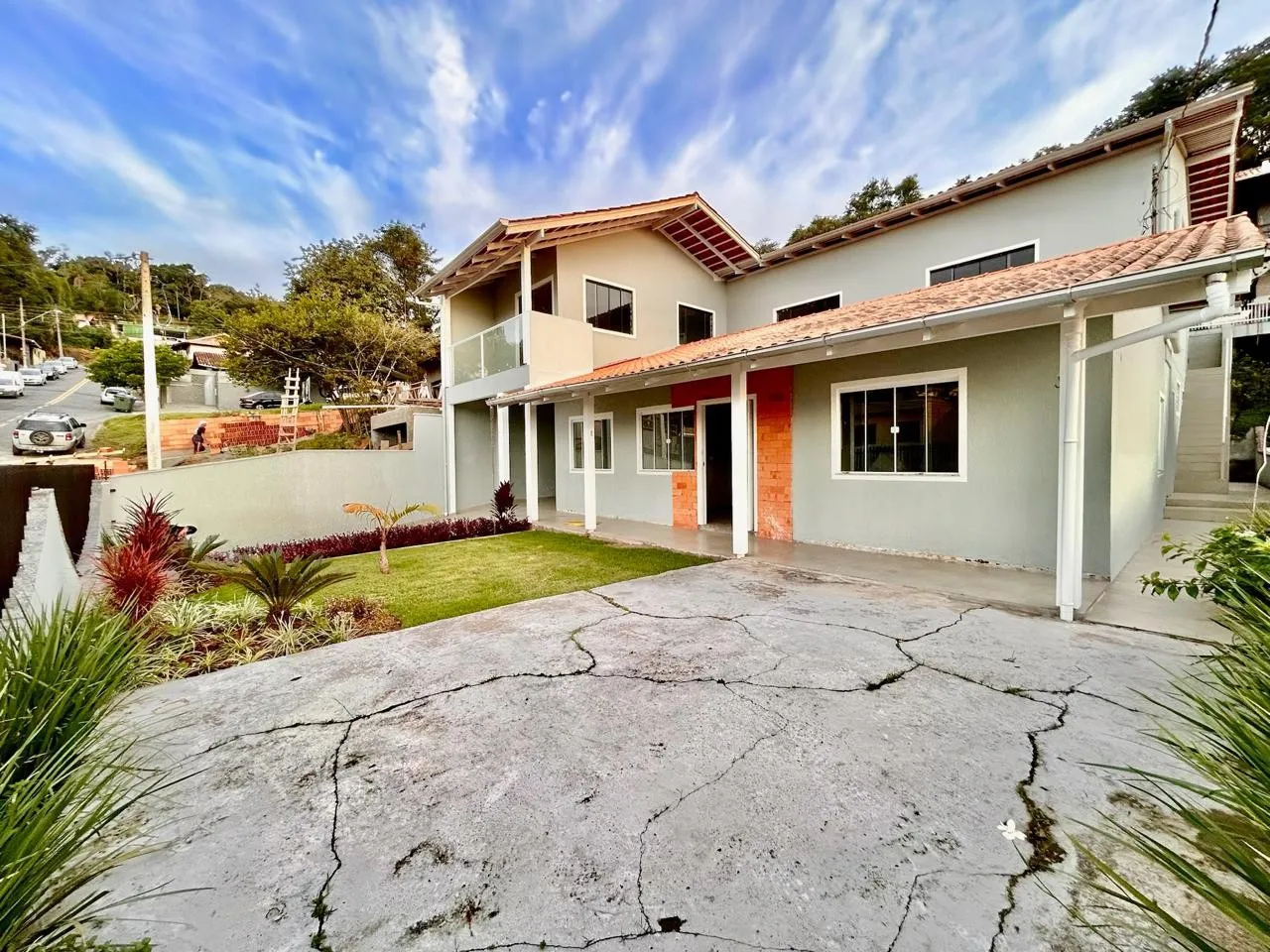 Casa de uso residencial e comercial, com amplo espaço para instalação do seu negócio no Passo Manso. - foto 1