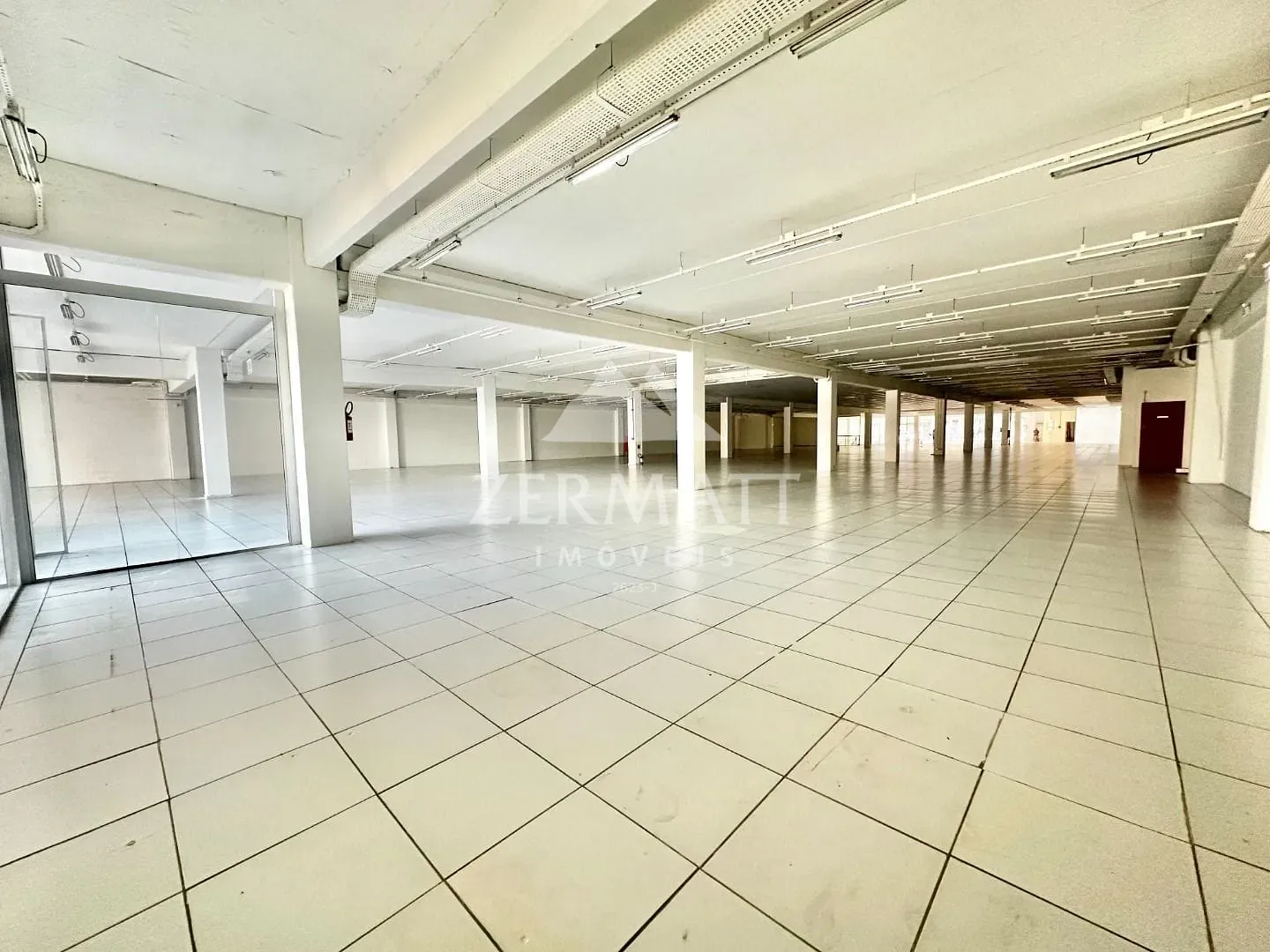 Loja à venda, 130 vagas, 2100m² na região do bairro Centro, próximo à Rua 7 de Setembro, Blumenau — foto 2